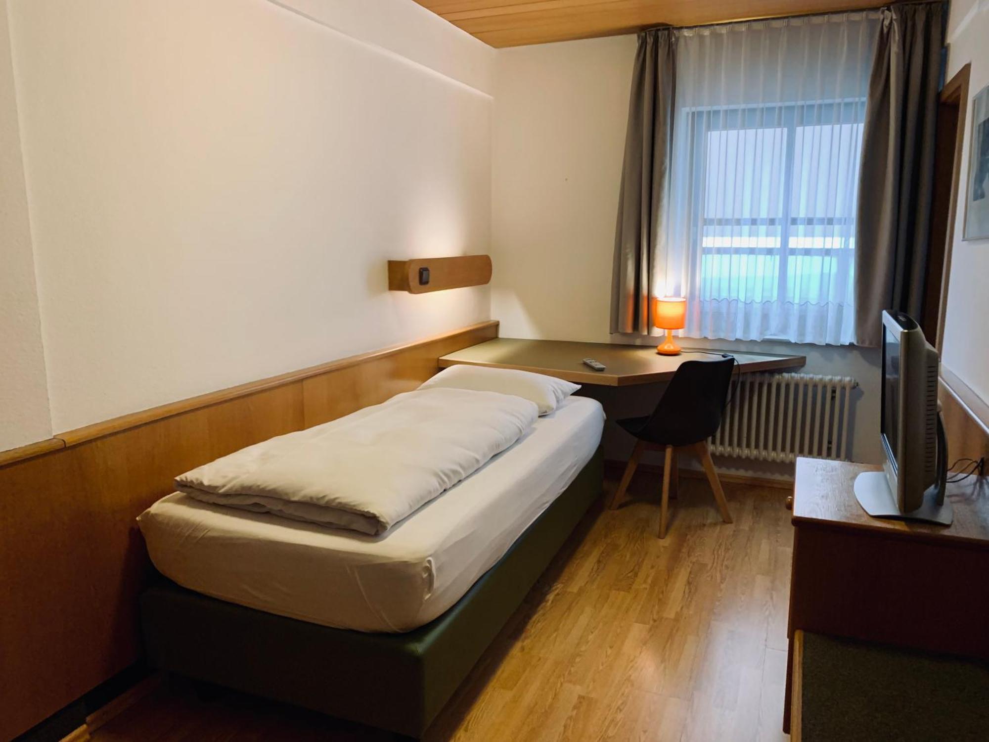 Waldhorn Hotel 2*